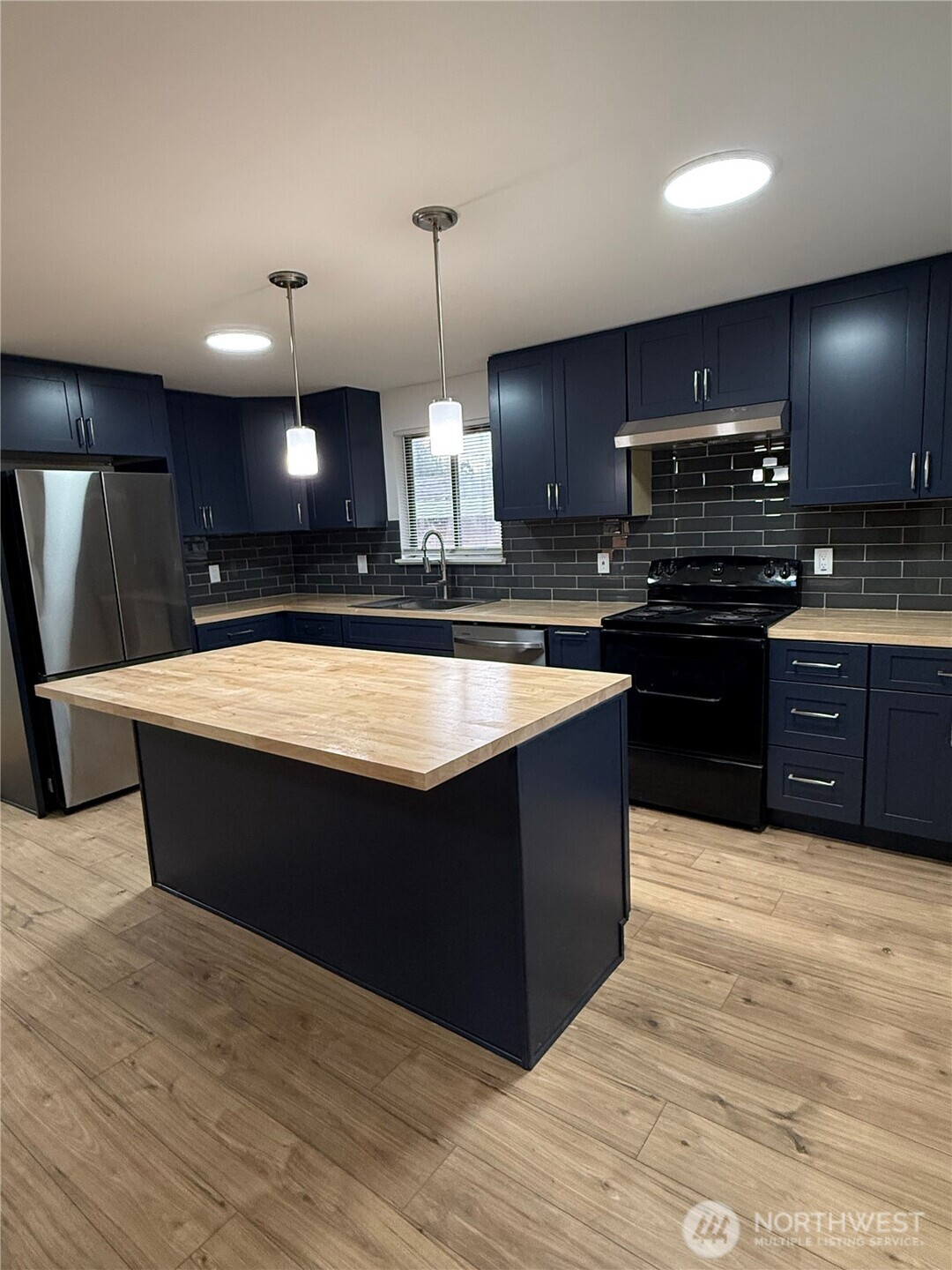 21330 Cypress Way, Lynnwood, WA 98036