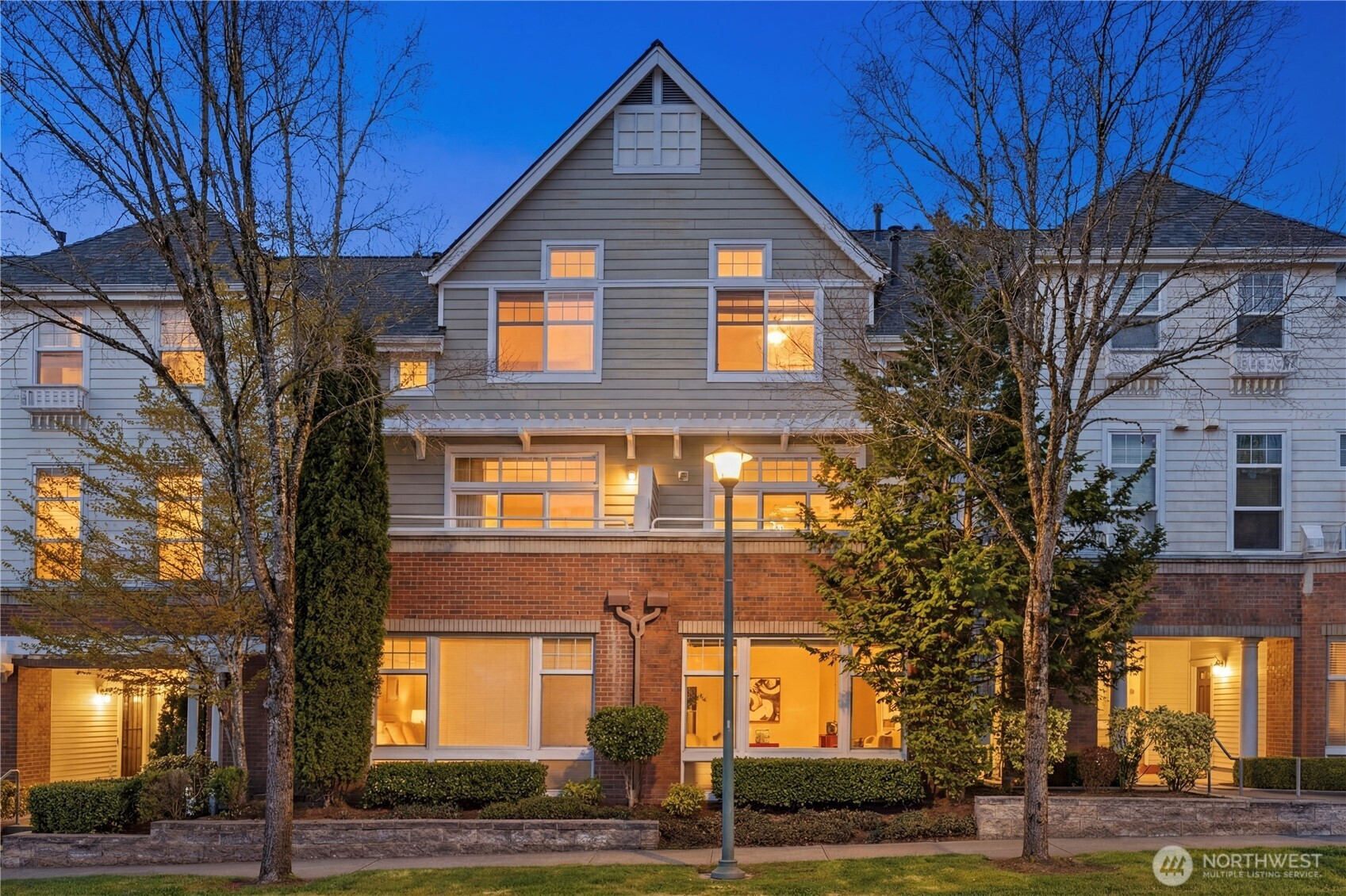 1439 Huckleberry Cir, Issaquah, WA 98029