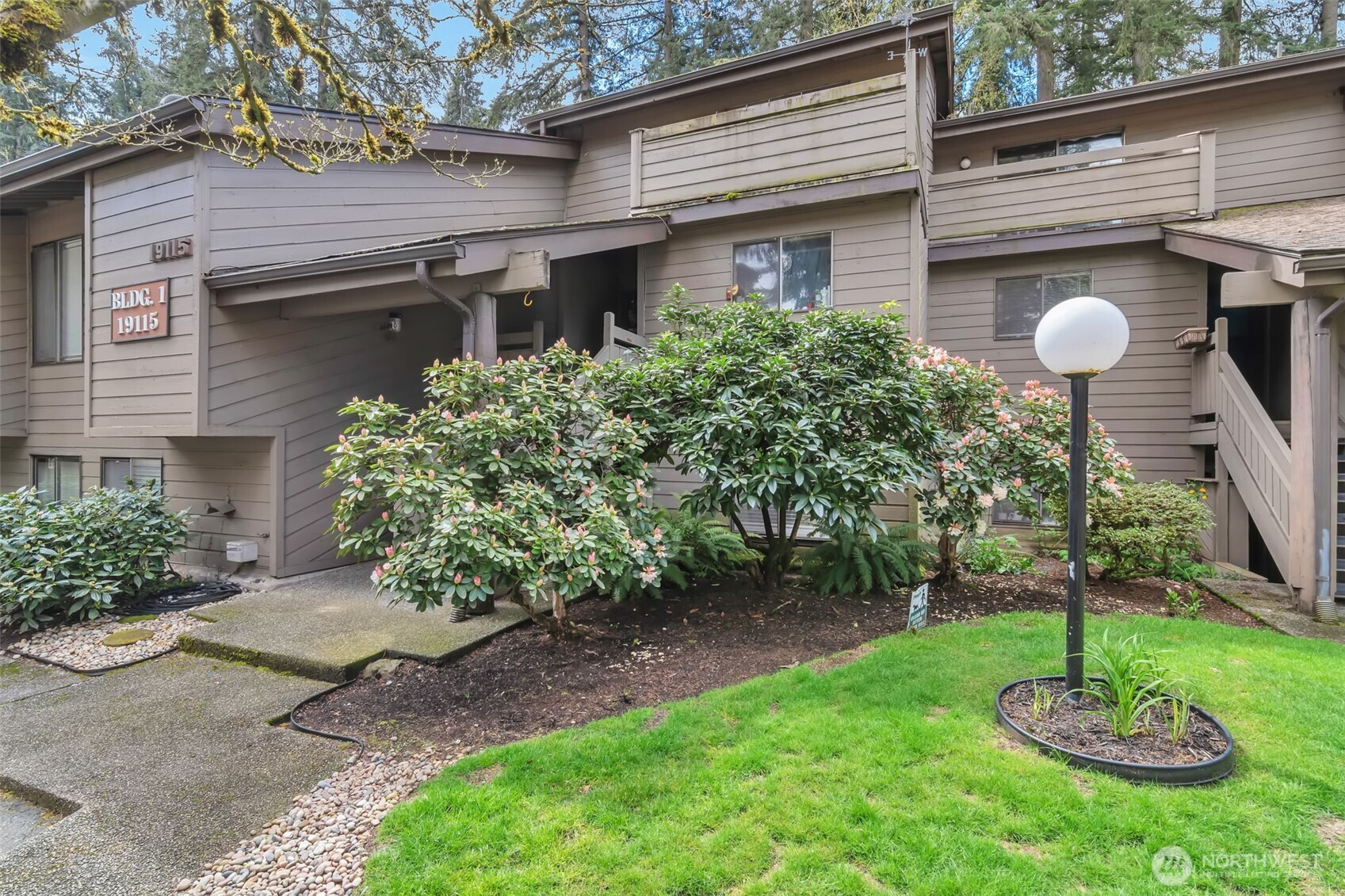 19115 Ballinger Way NE, Lake Forest Park, WA 98155