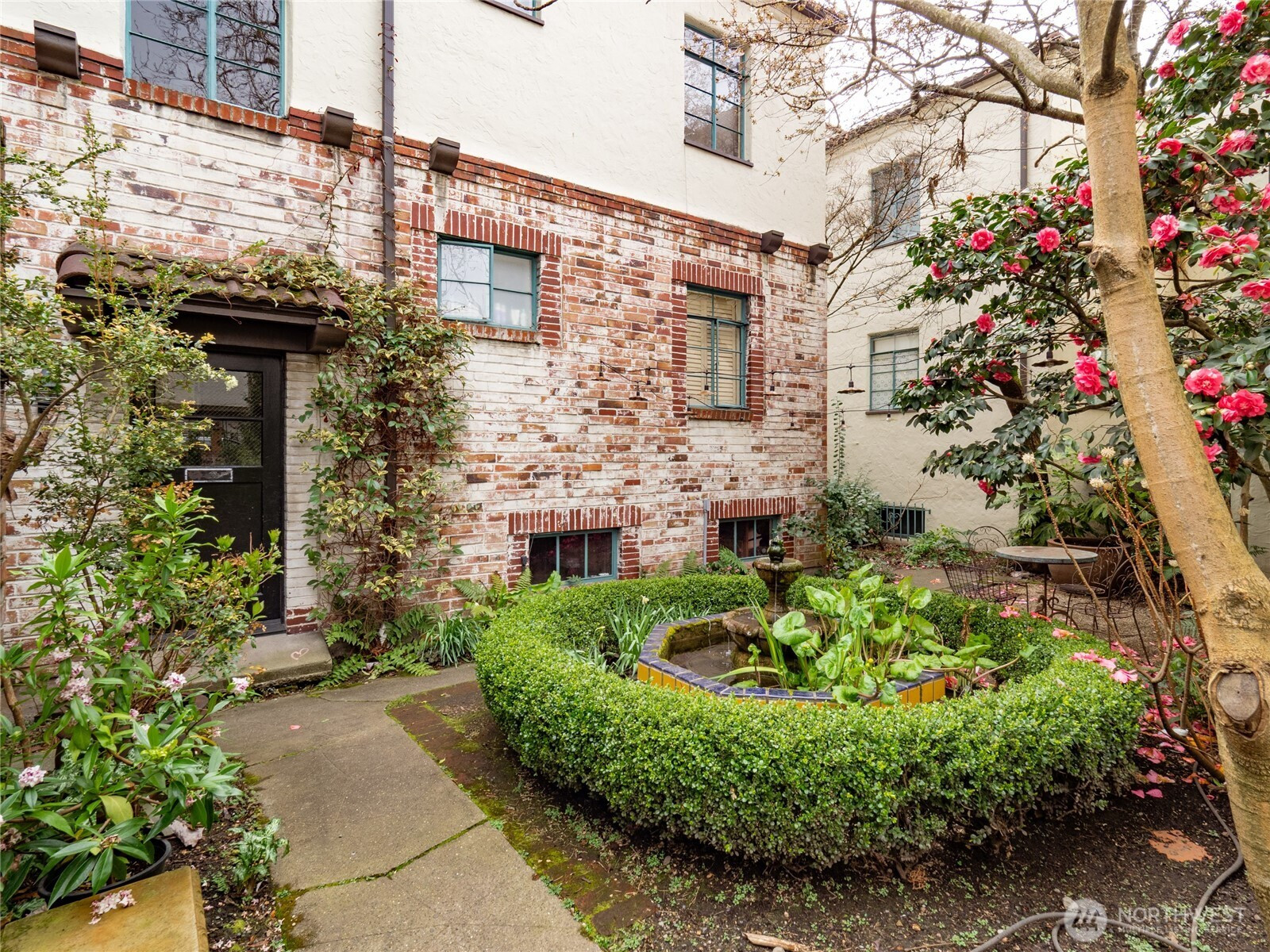 1106 NE 42nd, Seattle, WA 98105