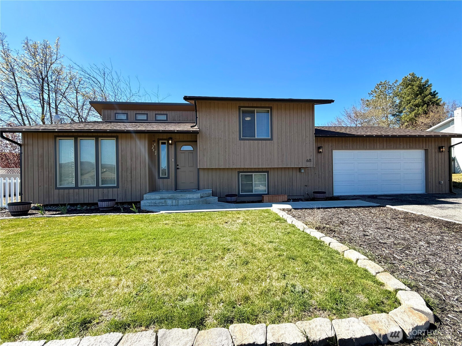 611 Hillcrest Circle Drive, Omak, WA 98841