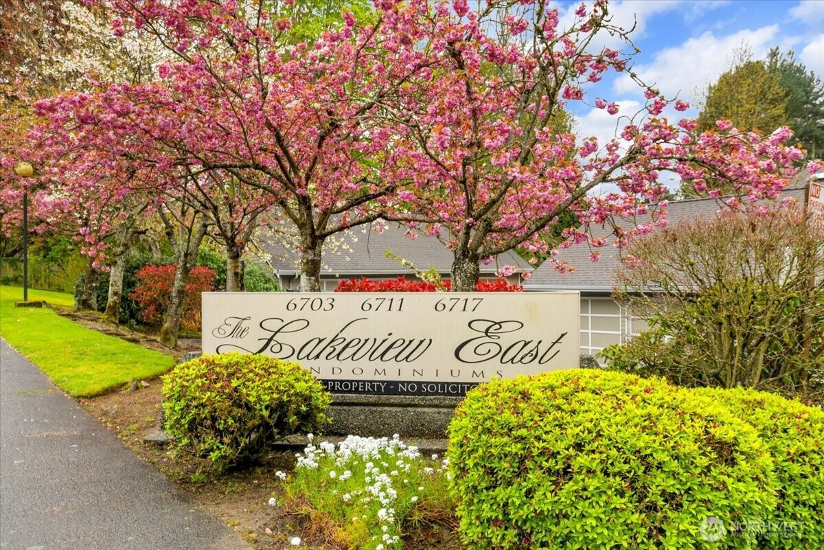 6717 110th Ave NE, Kirkland, WA 98033