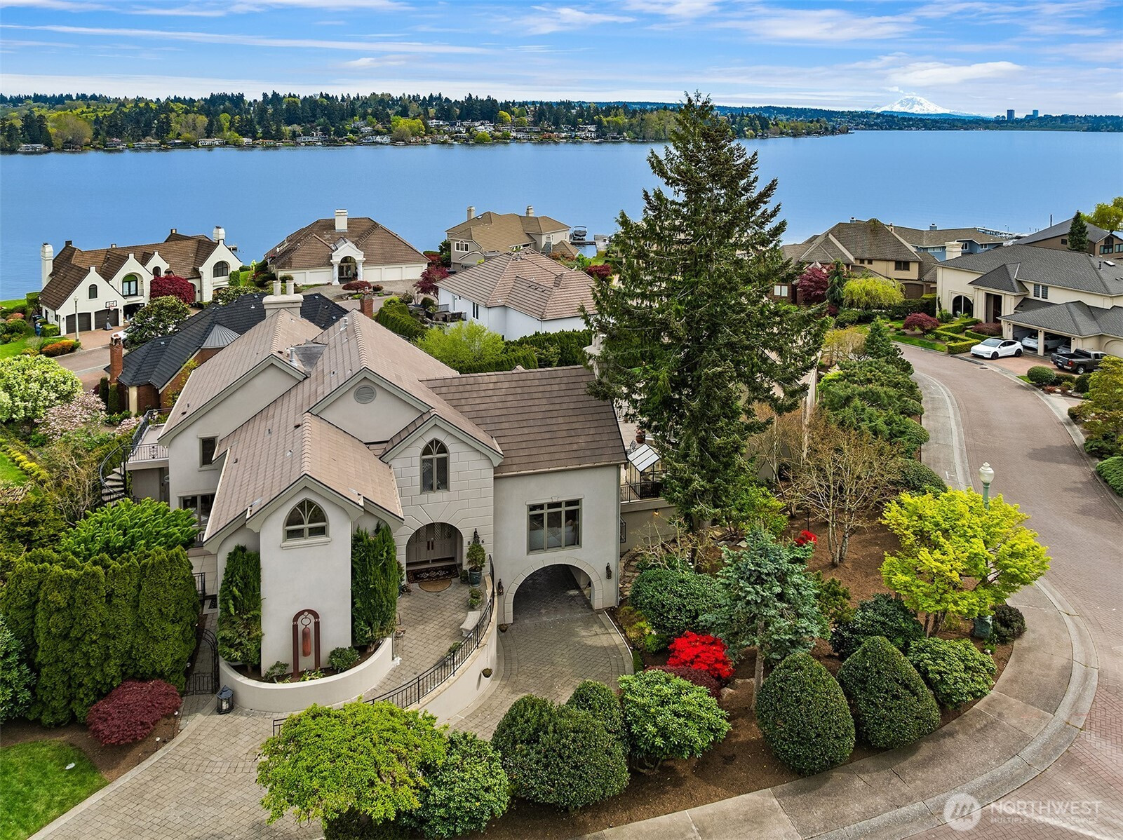 8496 NE Woodland Cove Drive, Kirkland, WA 98034