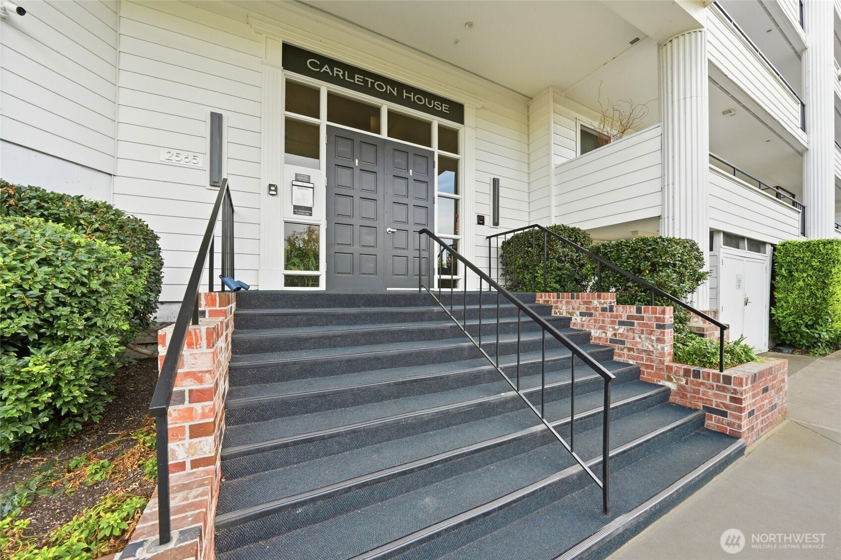 2565 Dexter Avenue N, Seattle, WA 98109