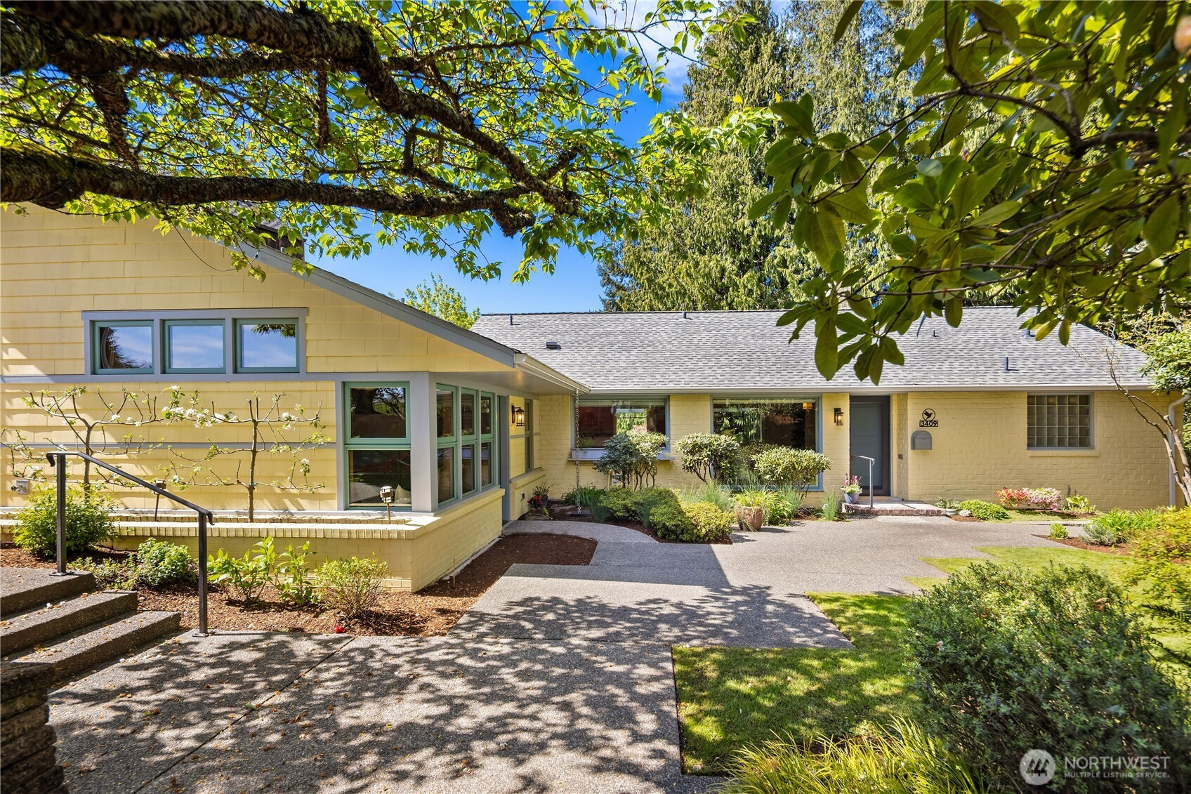 3409 Magnolia Blvd W, Seattle, WA 98199