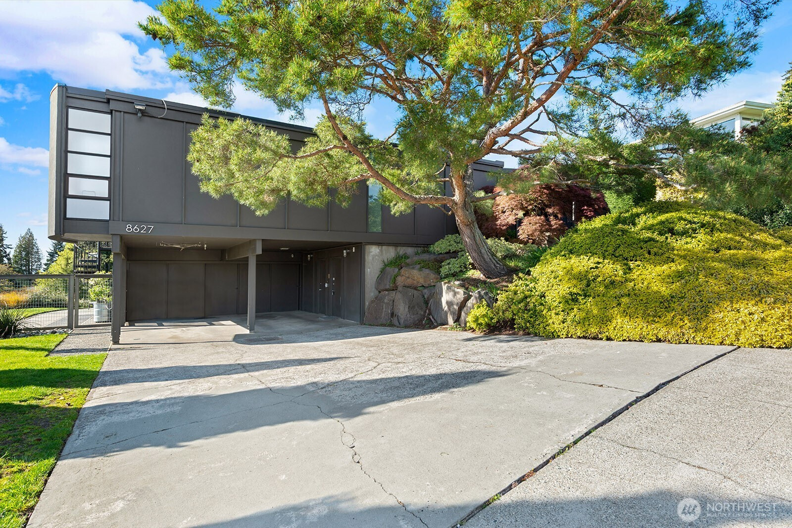 8627 Fauntlee Crest SW, Seattle, WA 98136