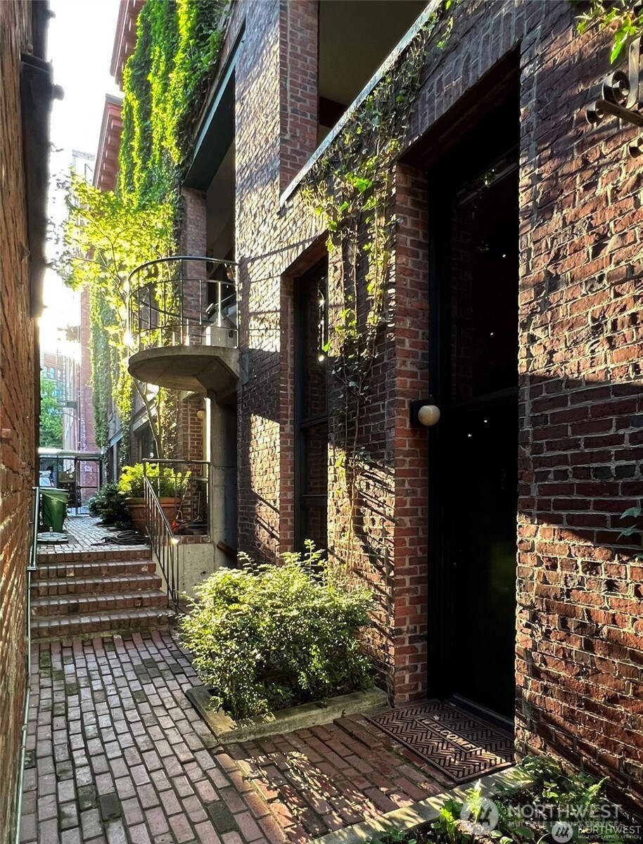 611 Post Avenue, Seattle, WA 98104