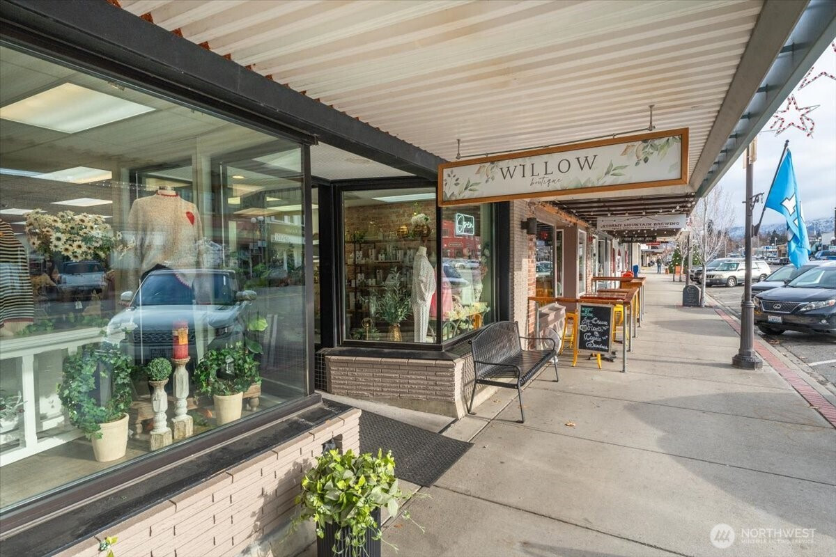 131 E Woodin Avenue, Chelan, WA 98816