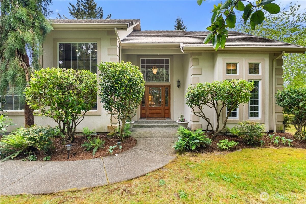 121 E Sterling Dr, Allyn, WA 98524