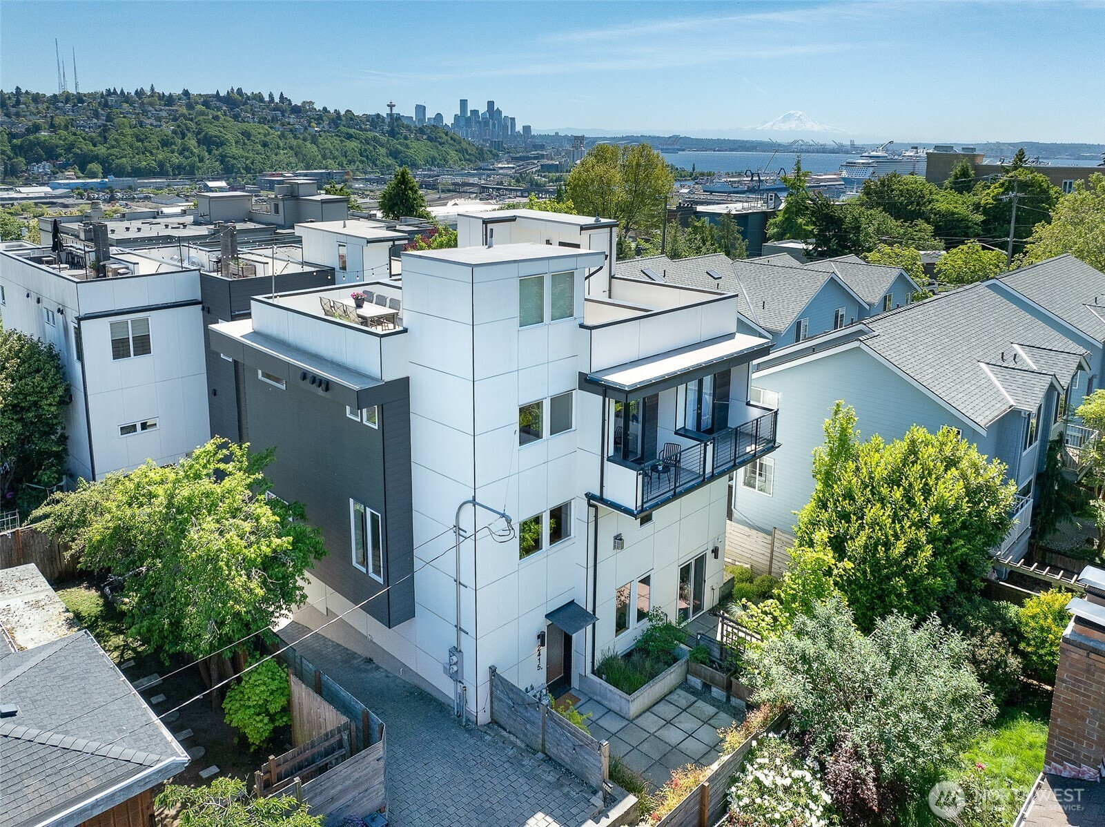 2415 W Lynn Street, Seattle, WA 98199