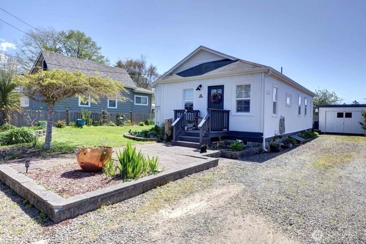 319 10th St NE, Long Beach, WA 98631