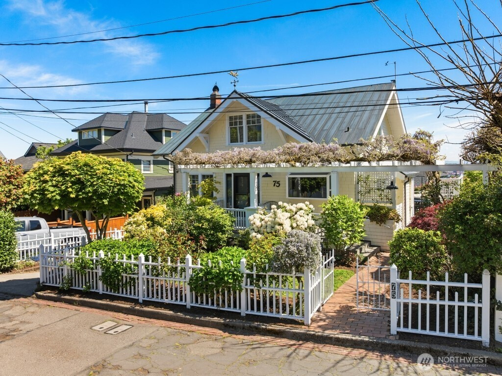 75 East Road, Tacoma, WA 98406
