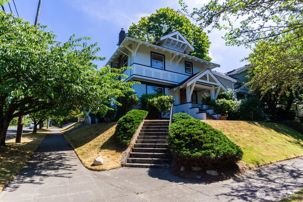 956 20th Avenue E, Seattle, WA 98112