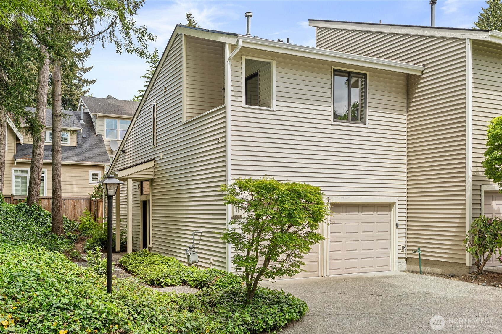 1400 Bellevue Way SE, Bellevue, WA 98004