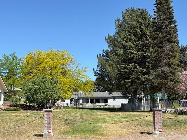 23 W Hale Avenue, Omak, WA 98841