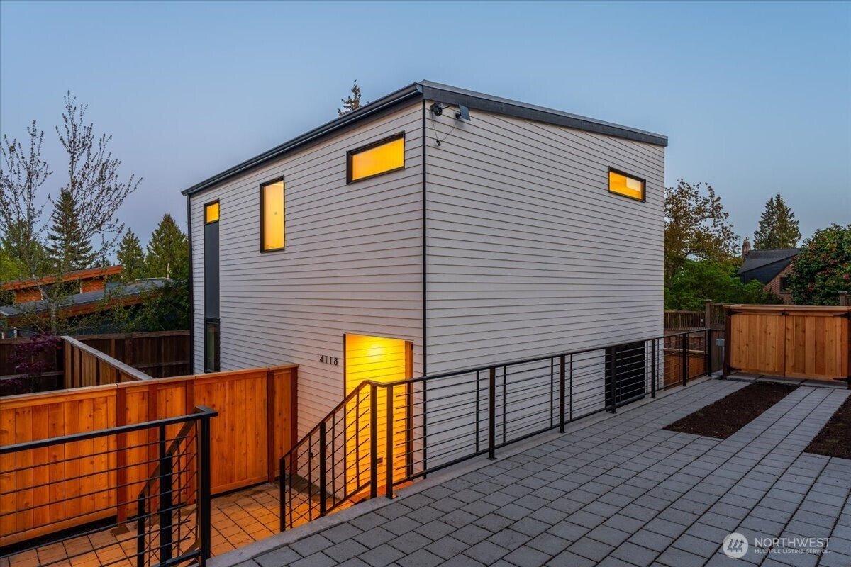 4118 Burke Avenue N, Seattle, WA 98103