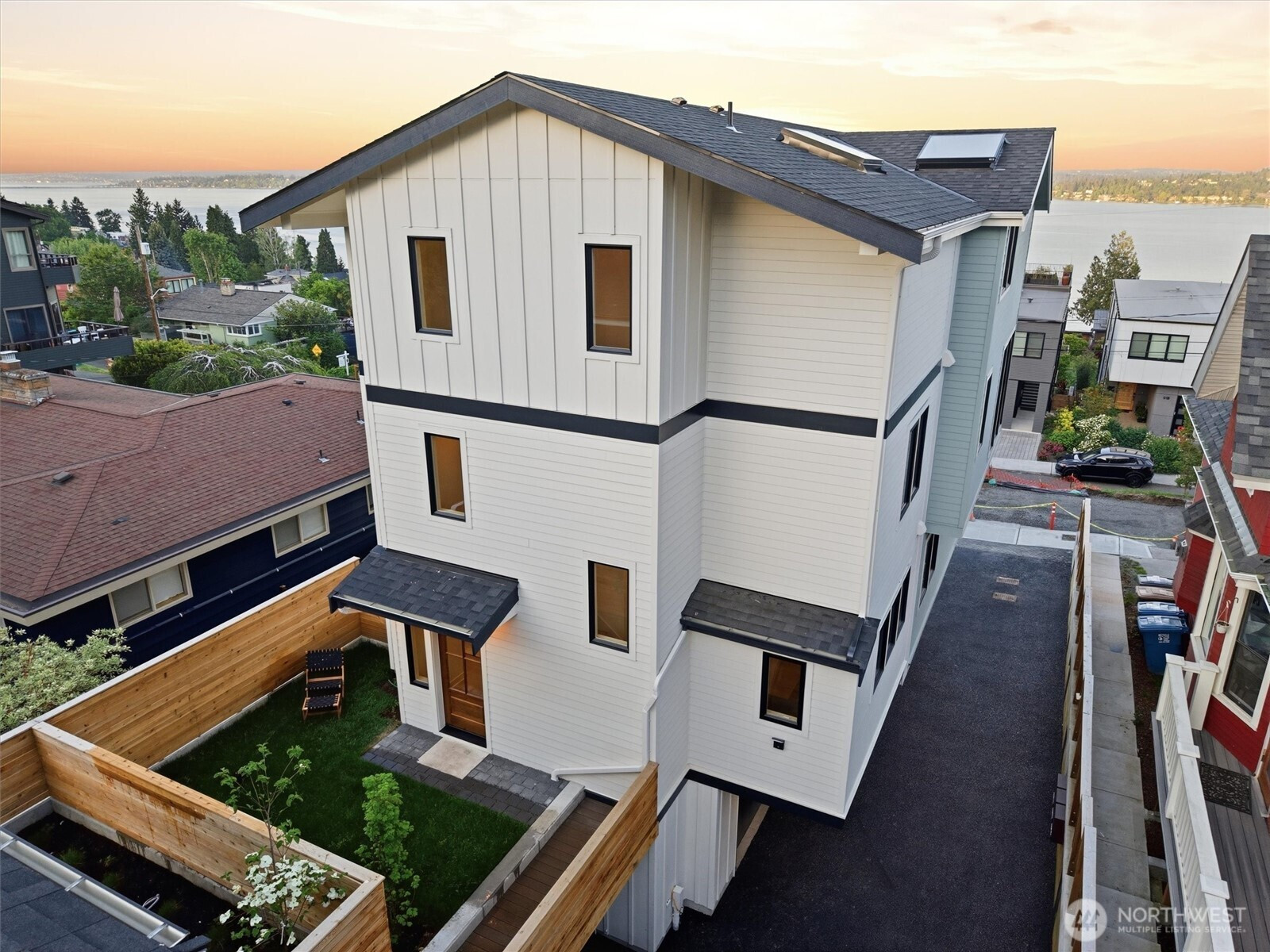 909 32nd Avenue S, Seattle, WA 98144