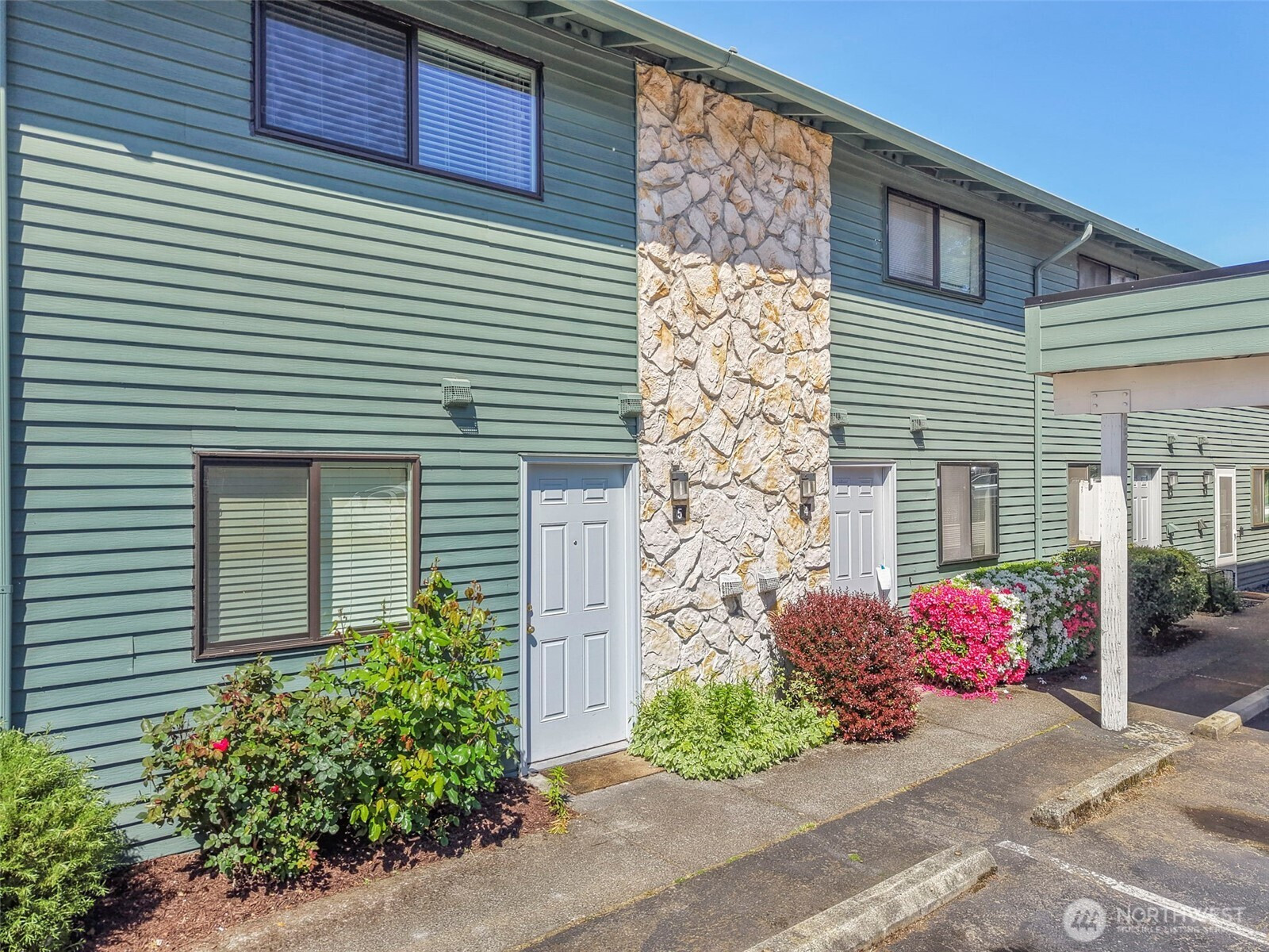 1040 S 320th Street, Federal Way, WA 98003
