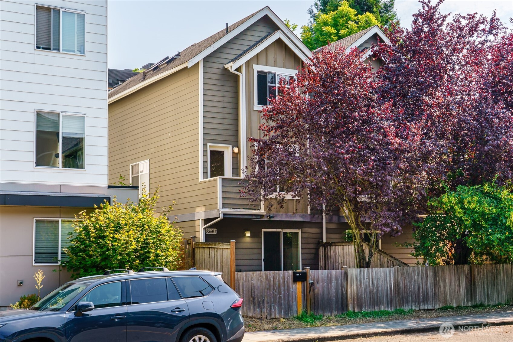 5260 Brooklyn Avenue NE, Seattle, WA 98105