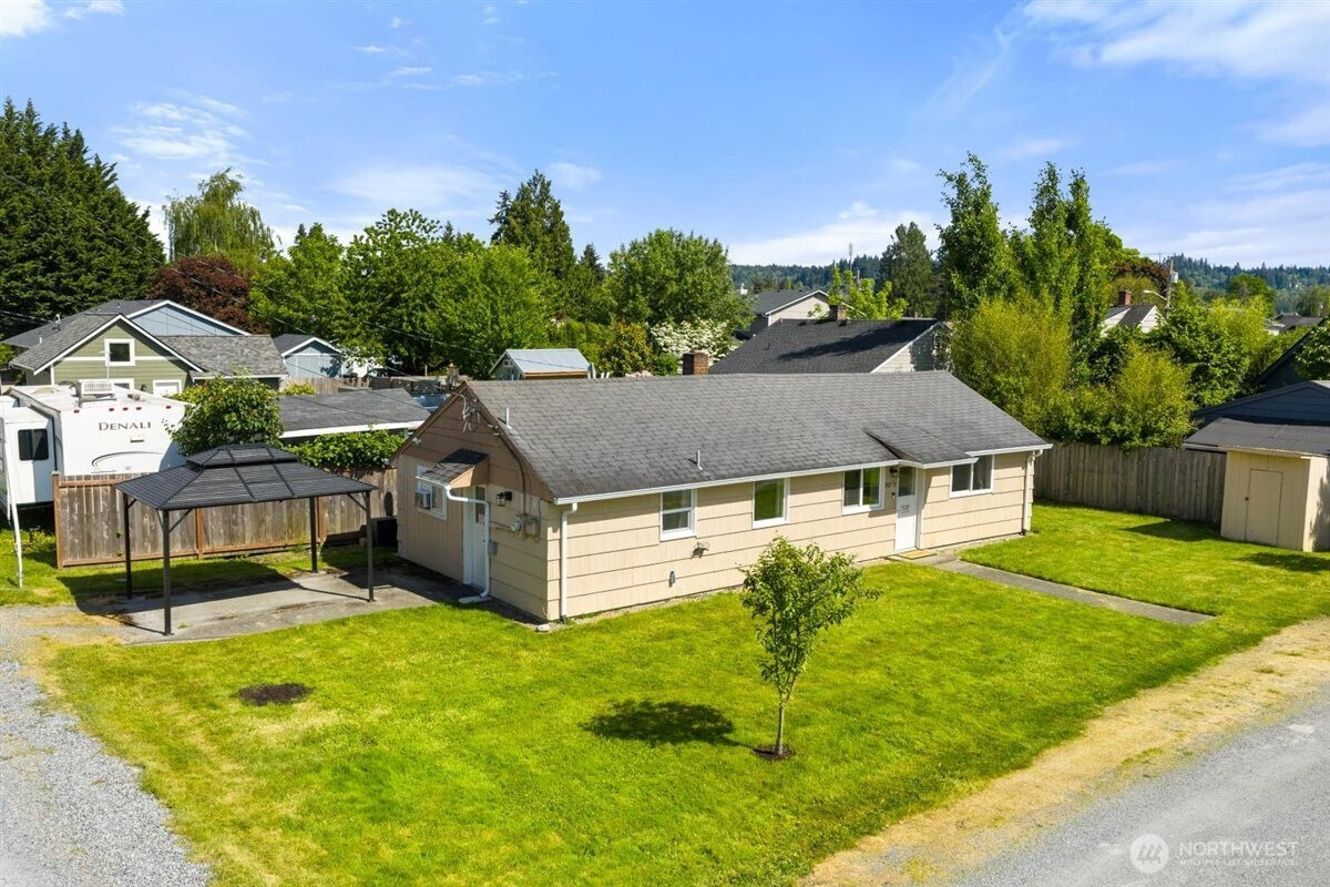 805 1/2 4TH Avenue SW, Puyallup, WA 98371