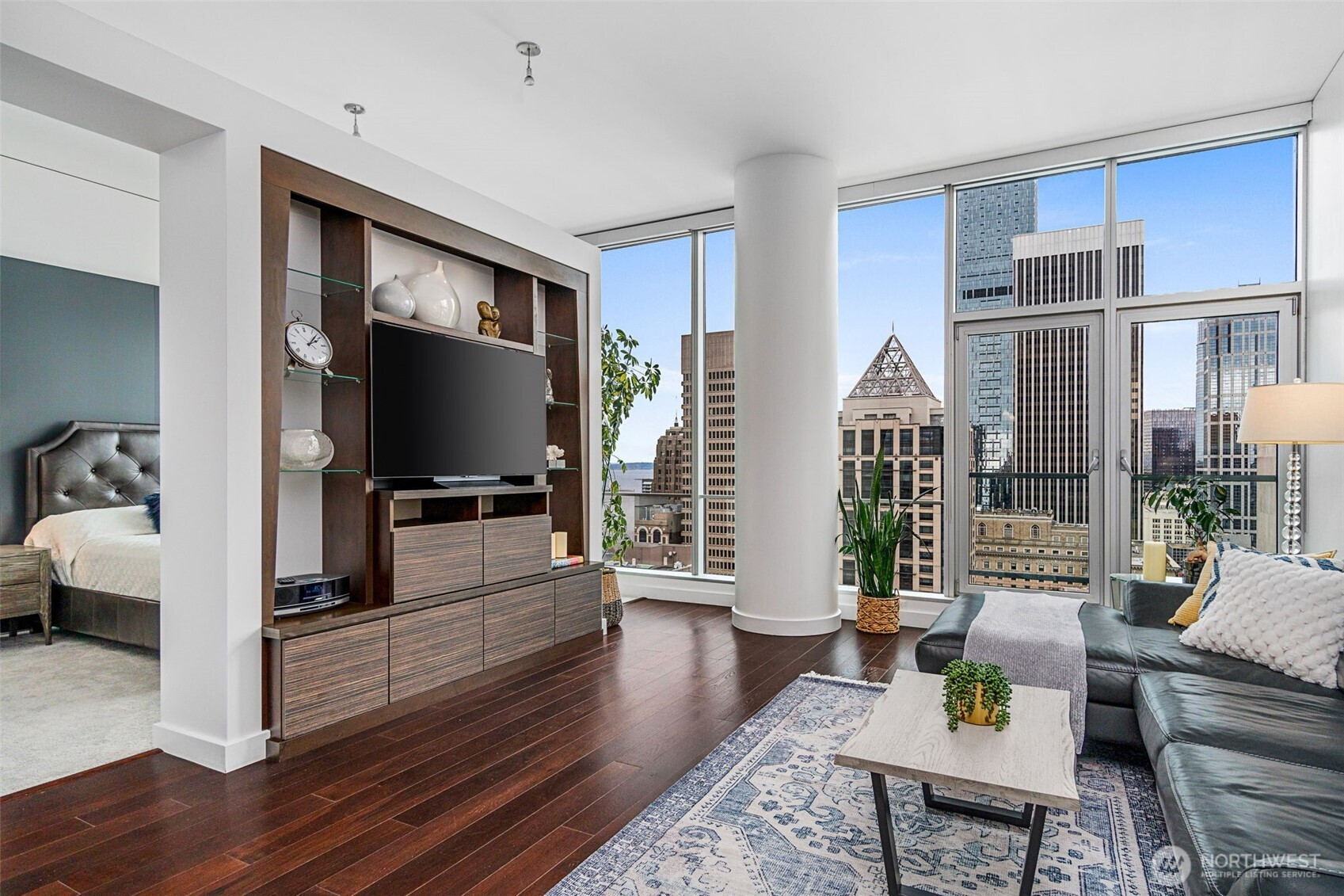 909 5th Avenue, Seattle, WA 98104