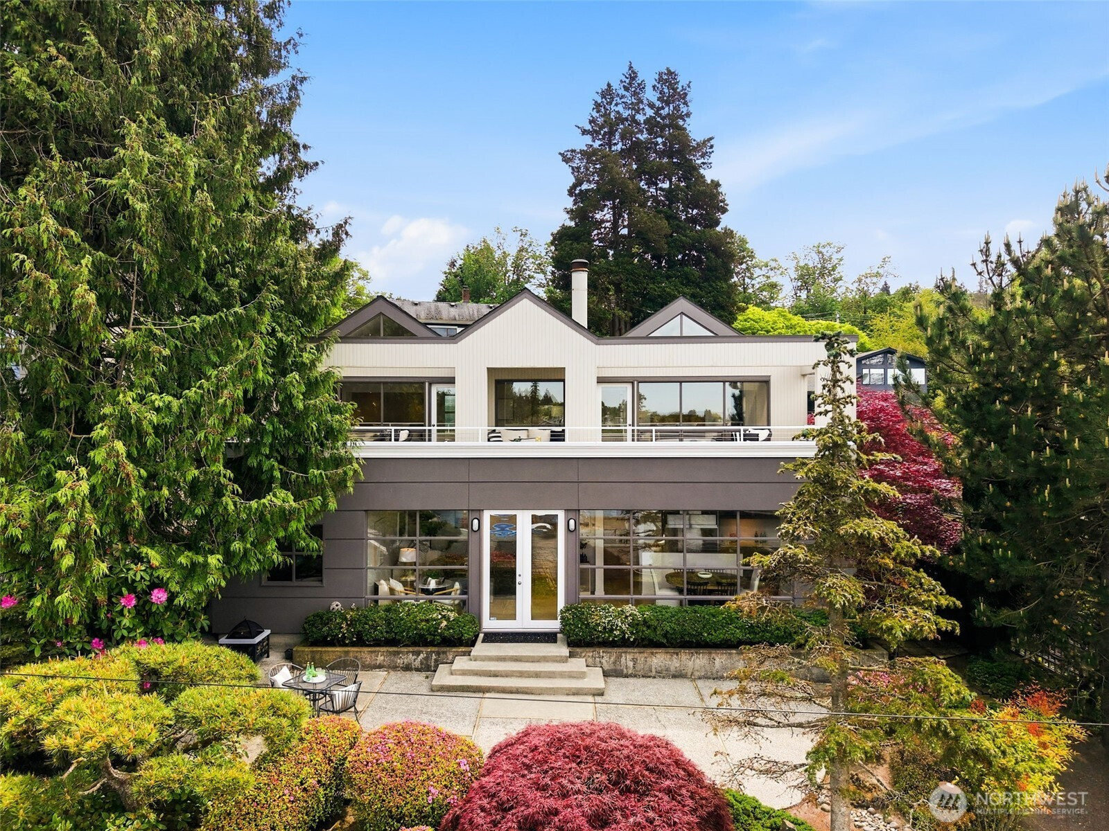3607 W W Commodore Way, Seattle, WA 98199