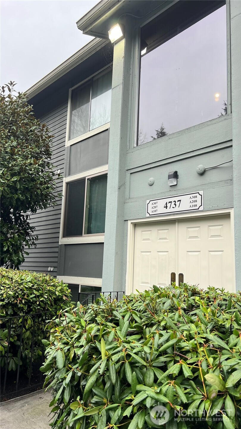 4737 W Lake Sammamish Pkwy SE, Issaquah, WA 98027