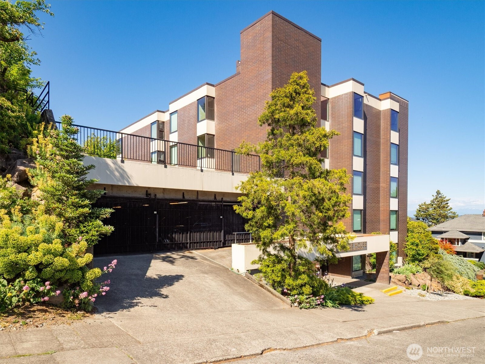 1605 5th Avenue N, Seattle, WA 98109