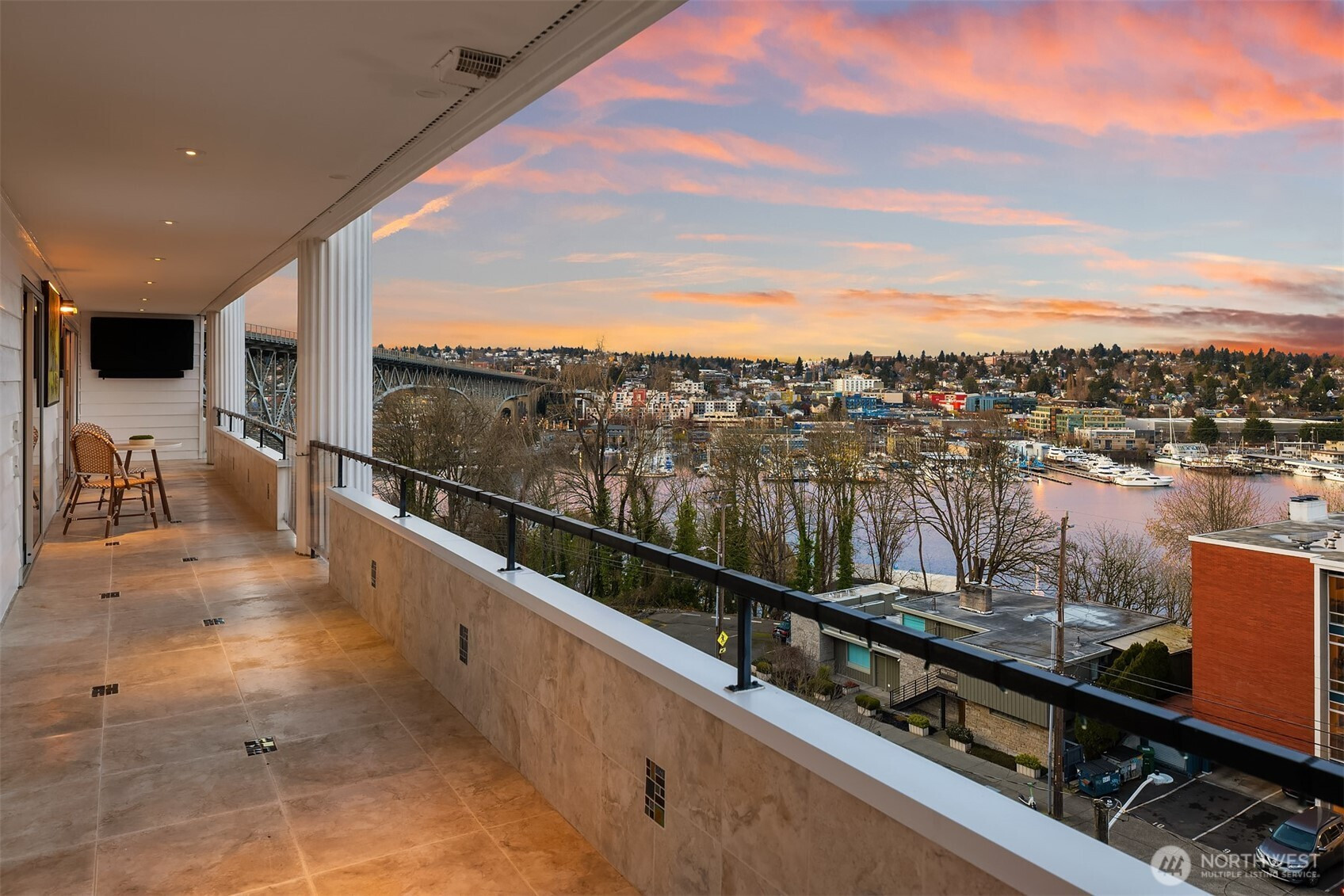 2565 Dexter Avenue N, Seattle, WA 98109