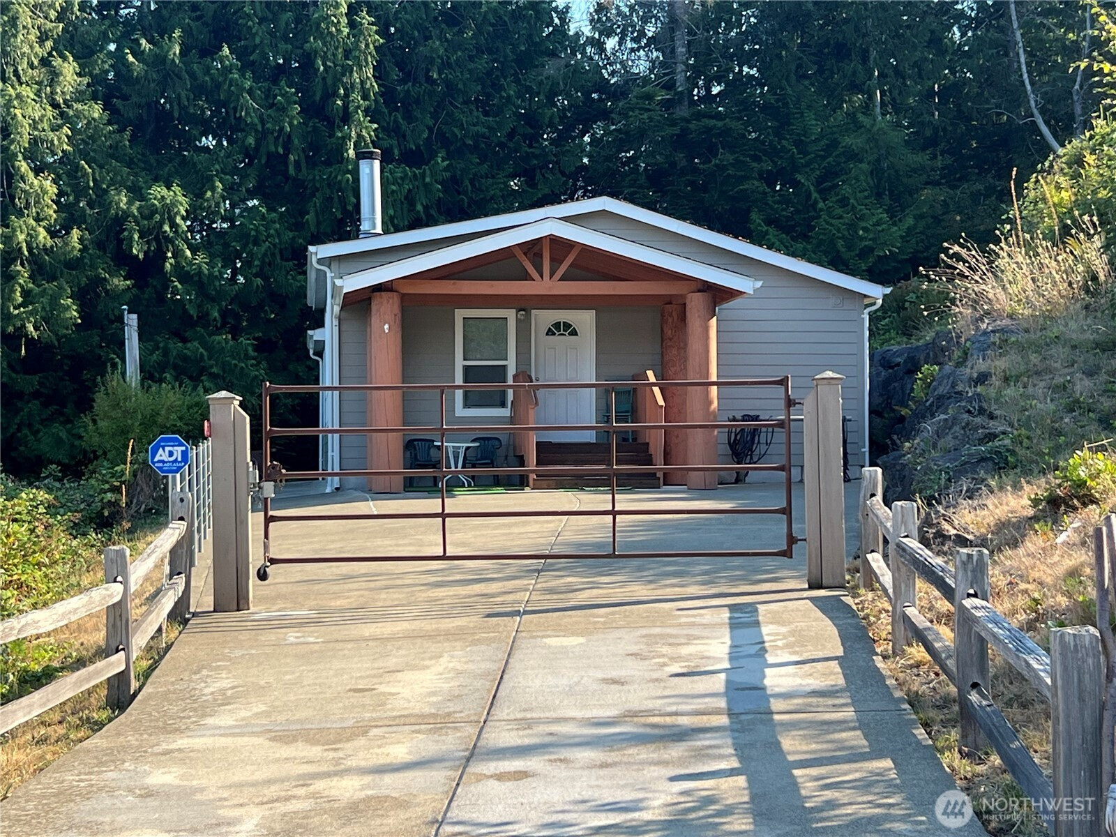 61 Nevergiveup Road, Brinnon, WA 98320