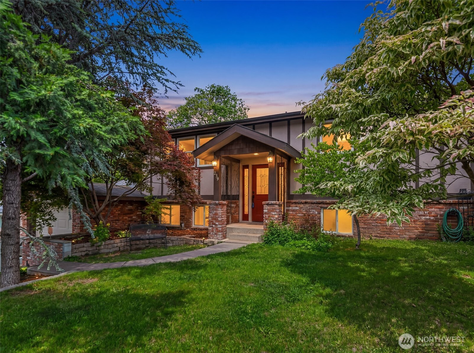 239 6th Street NE, East Wenatchee, WA 98802