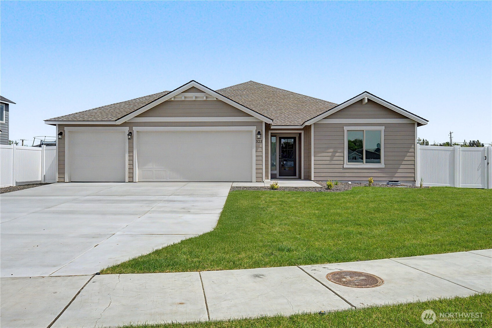 523 N Lessor Loop, Moses Lake, WA 98837