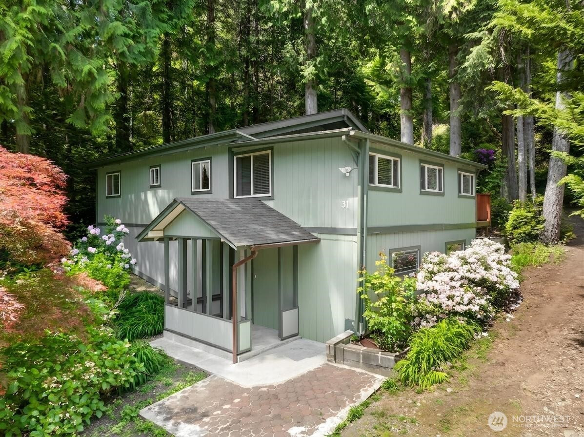 31 N Colony Surf Drive, Lilliwaup, WA 98555