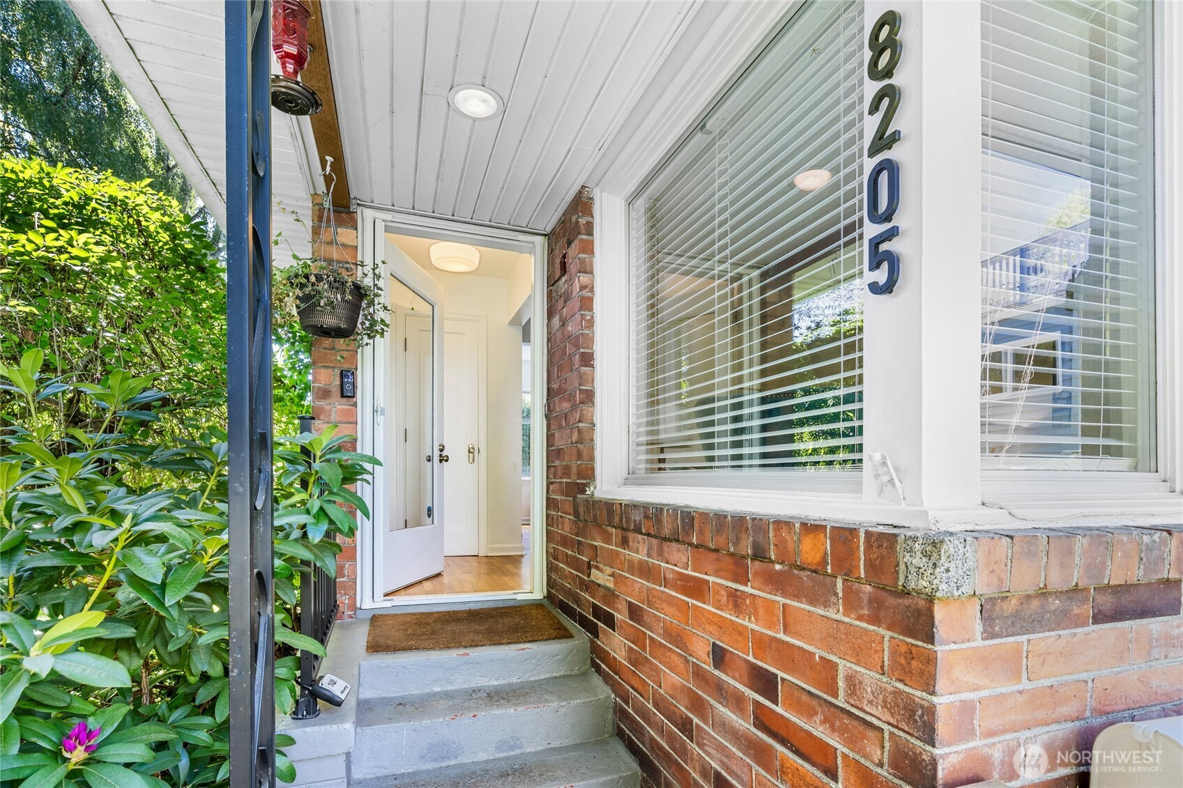 8205 19th Avenue NE, Seattle, WA 98115