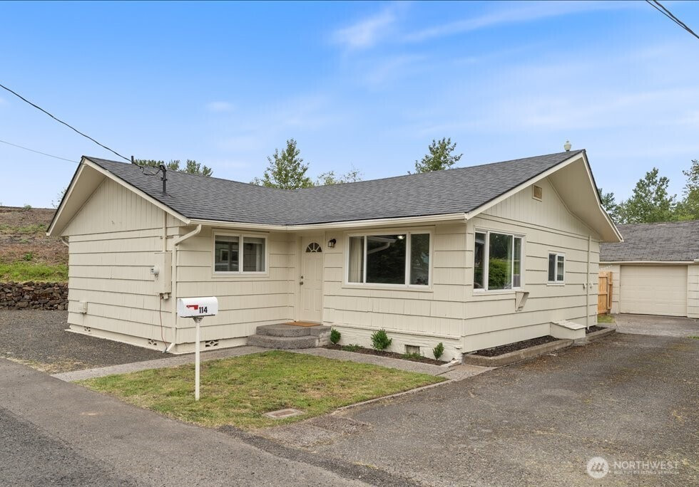 114 Cherry Street NW, Castle Rock, WA 98611