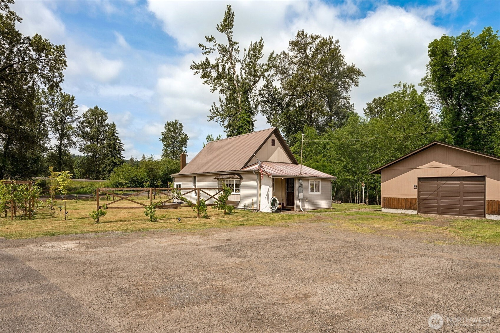 8512 Driftwood Lane, Castle Rock, WA 98611