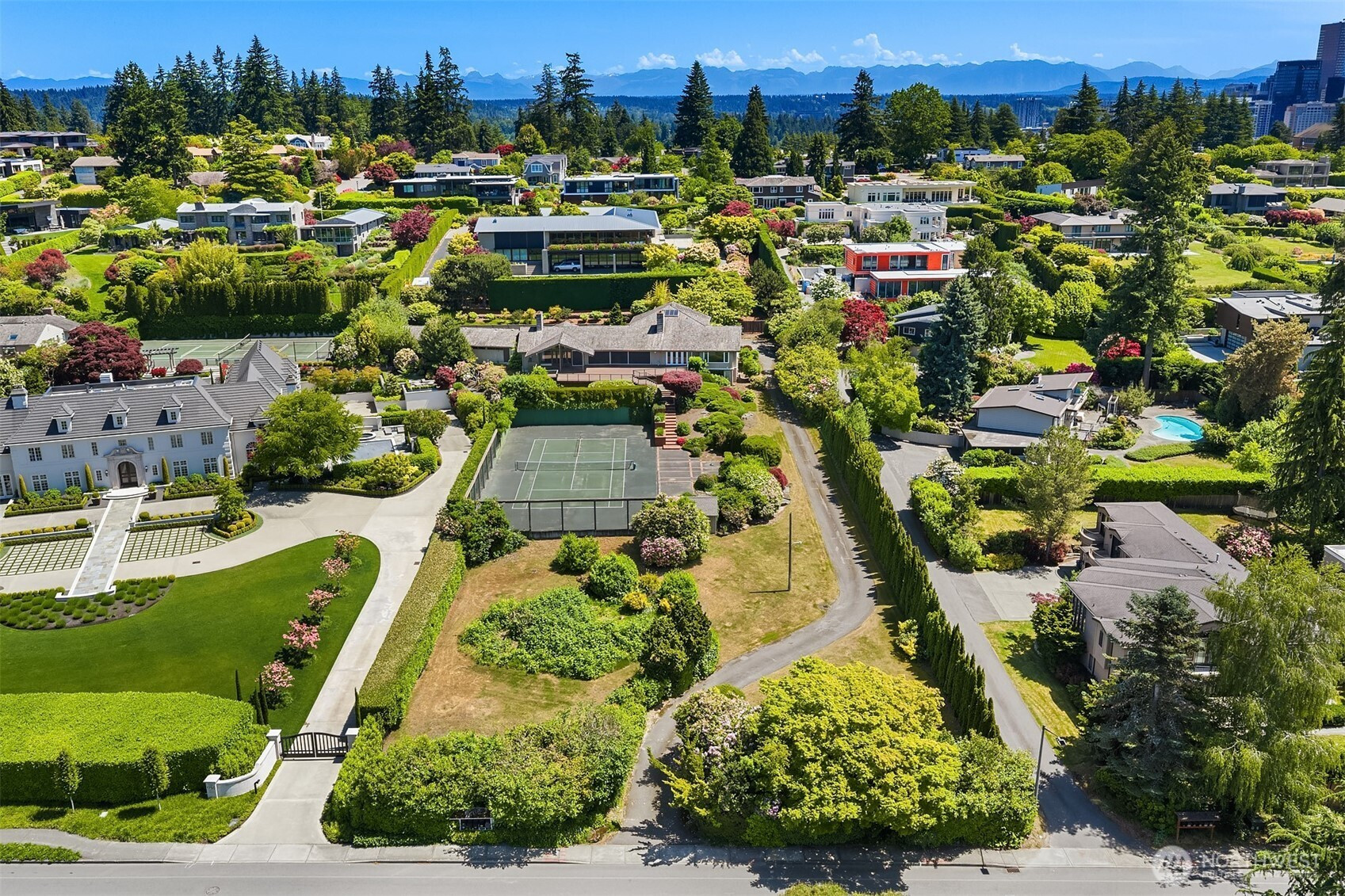 1700 92nd Avenue NE, Clyde Hill, WA 98004